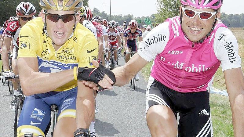 Einst Rivalen auf dem Rad, heute Freunde: Lance Armstrong (l) und Jan Ullrich. Foto: Gero Breloer/dpa