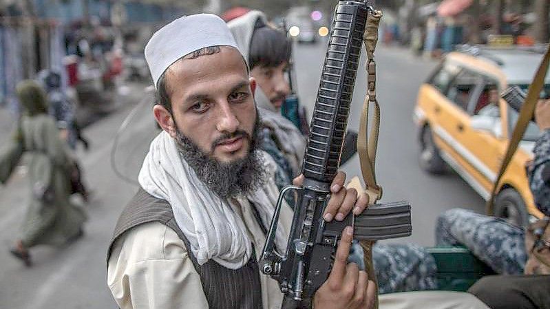 Junge Taliban-Kämpfer auf einem Pick-Up in den Straßen von Kabul. Foto: Oliver Weiken/dpa