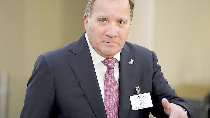 Schwedens Ministerpräsident Stefan Löfven gratuliert Olaf Scholz zum Wahlausgang. Foto: John Minchillo/POOL AP/dpa/Archivbild