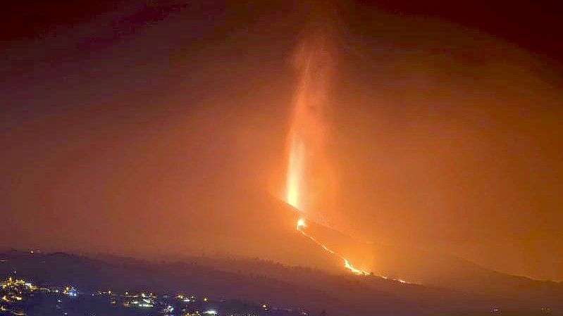 Anwohner säubern die Straße in Santa Cruz de la Palma von Asche. Foto: Saul Santos/AP/dpa