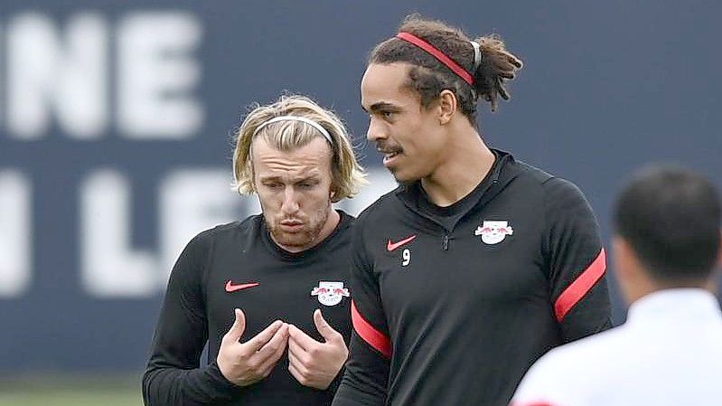 Gegen den FC Brügge gesetzt: Die Leipziger Torjäger Emil Forsberg (l) und Yussuf Poulsen. Foto: Hendrik Schmidt/dpa-Zentralbild/dpa