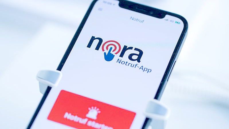 Die App Nora ist eine Ergänzung zu den Notrufnummern 110 und 112 und richtet sich vor allem an Menschen mit einer Hör- und Sprachbehinderung. Foto: Rolf Vennenbernd/dpa