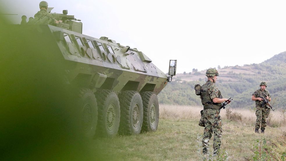 Serbische Soldaten unweit von Rudnica: Eskaliert die Lage im Grenzgebiet zwischen Serbien und dem Kosovo? Foto: Irfan Licina/AFP