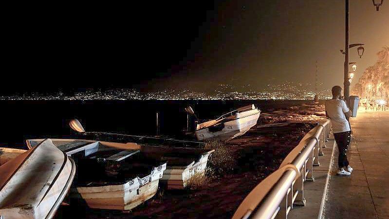 Ein Mann steht während eines partiellen Stromausfalls auf der Strandpromenade der libanesischen Hauptstadt Beirut. Foto: Marwan Naamani/dpa