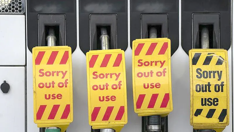 Außer Betrieb: Zapfsäulen an einer Tankstelle in Manchester. Foto: Jon Super/AP/dpa