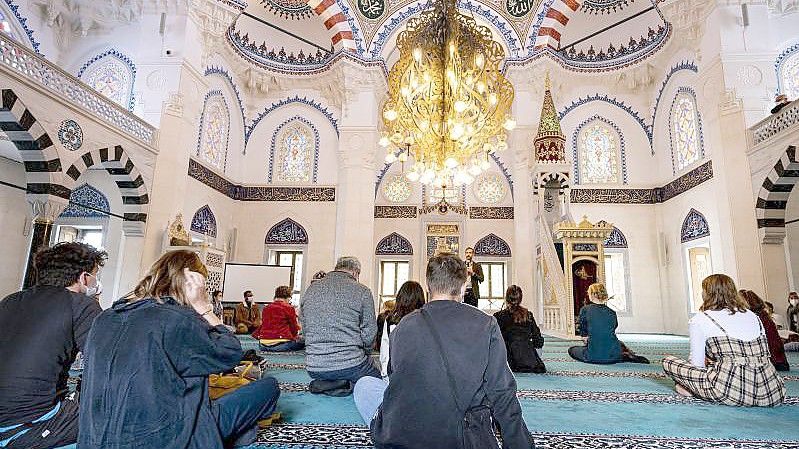 Der Tag der offenen Moschee wird jährlich am Tag der deutschen Einheit begangen - 2021 nun zum 25. Mal. Foto: Fabian Sommer/dpa