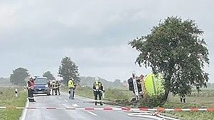 Der LKW liegt auf der Seite. Der Gefahrenbereich ist abgesperrt, nur wenige Personen dürfen sich dort aktuell aufhalten. Foto: privat