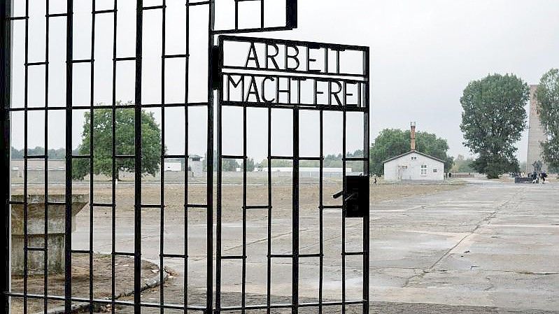 Das Eingangstor mit dem Schriftzug "Arbeit macht frei" im ehemaligen Konzentrationslager Sachsenhausen. Foto: Kristin Bethge/dpa-Zentralbild/dpa