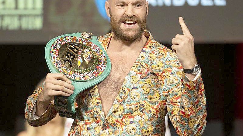 Muss erneut gegen Deontay Wilder ran: Tyson Fury gestikuliert bei einer Pressekonferenz mit seinem Gürtel. Foto: Erik Verduzco/Las Vegas Review-Journal/AP/dpa