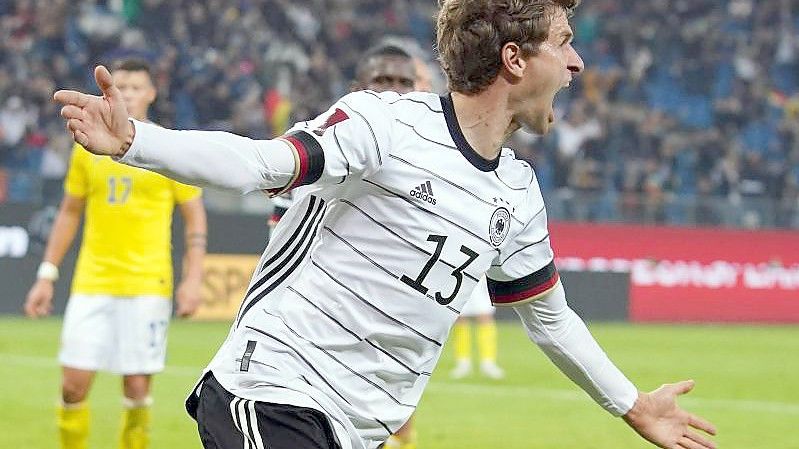 Funktioniert auch als Joker: Thomas Müller bejubelt sein Tor zum 2:1 gegen Rumänien. Foto: Marcus Brandt/dpa