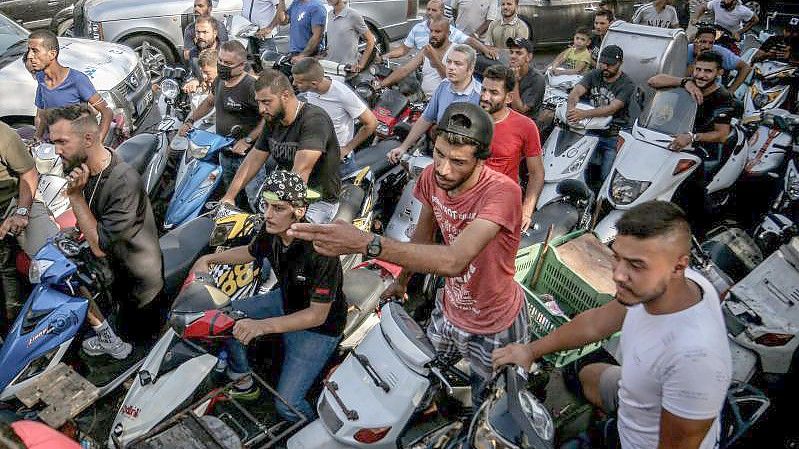 Vor Tankstellen im Libanon bilden sich wegen der Treibstoffengpässe regelmäßig lange Schlangen. Foto: Marwan Naamani/dpa