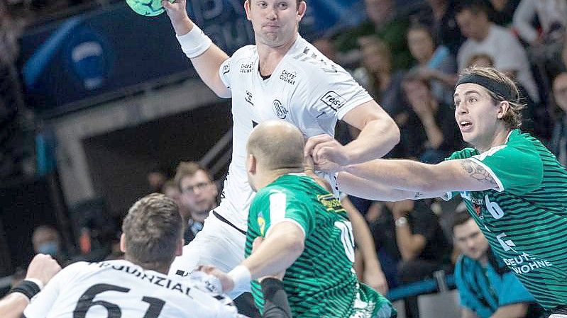 Sander Sagosen verpasst mit dem THW Kiel den Sprung an die Tabellenspitze. Foto: Andreas Gora/dpa