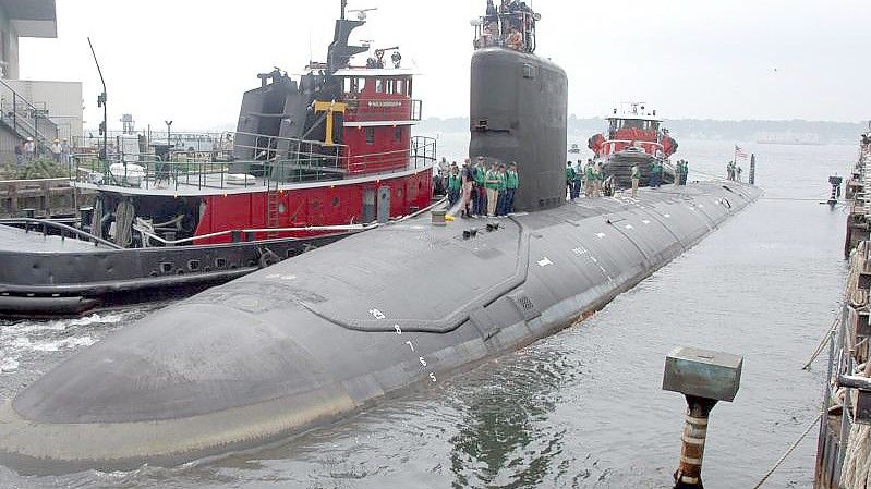 Ein Archivfoto zeigt das amerikanische Atom-U-Boot USS Virginia. Foto: Jack Sauer/AP/dpa