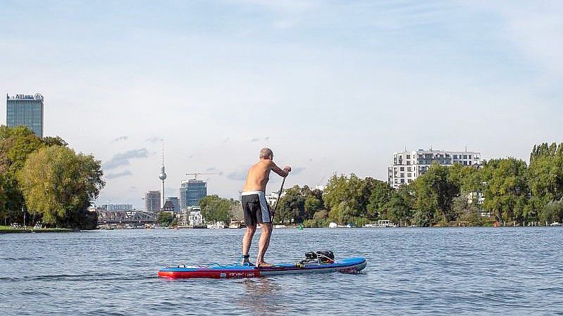 Ein Stehpaddler auf der Spree in Berlin - viele Menschen allerdings bewegen sich laut der Studie viel zu wenig. Foto: Fernando Gutierrez-Juarez/dpa-Zentralbild/dpa