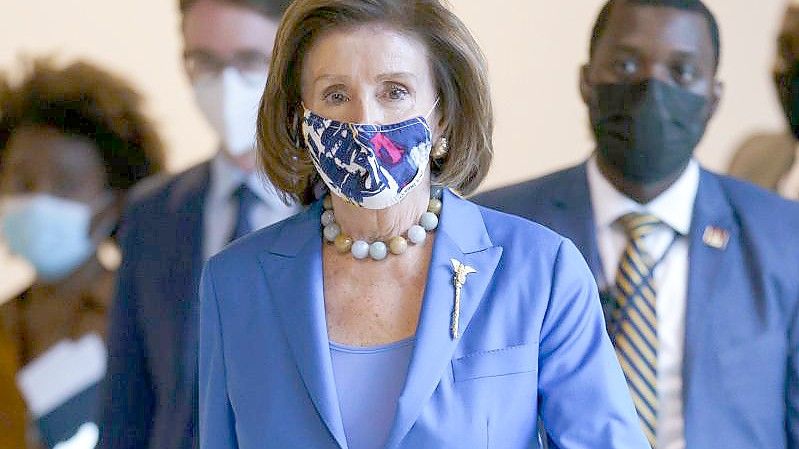 Nancy Pelosi (M), Sprecherin des US-Repräsentantenhauses, kommt zu einer Sitzung im Kapitol. Foto: J. Scott Applewhite/AP/dpa