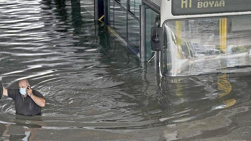 Ein Bus in Athen versinkt halb im Wasser. Foto: Thanassis Stavrakis/AP/dpa