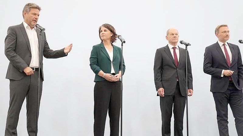 Robert Habeck, Annalena Baerbock, Olaf Scholz und Christian Lindner wollen zusammen regieren. Foto: Kay Nietfeld/dpa