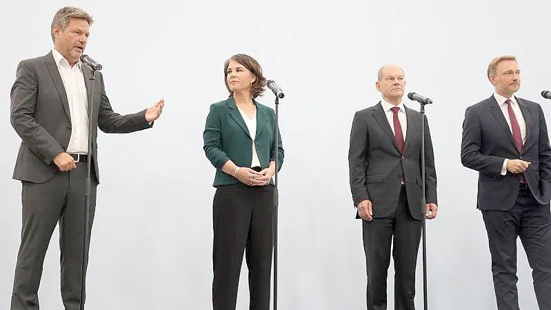 Robert Habeck, Annalena Baerbock, Olaf Scholz und Christian Lindner wollen zusammen regieren. Foto: Kay Nietfeld/dpa