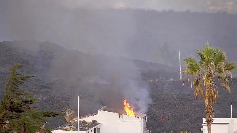 Ein Haus auf La Palma ist durch einen Lavastrom in Brand geraten. Foto: Daniel Roca/AP/dpa