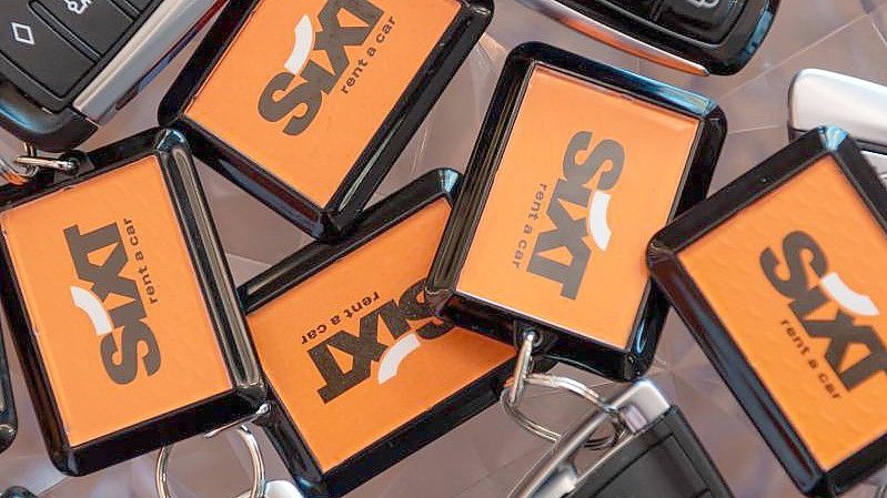 Diverse Schlüssel mit dem Sixt-Logo. Foto: Peter Kneffel/dpa