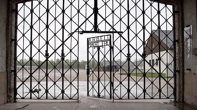 Das Eingangstor mit der Inschrift „Arbeit macht frei“ ist an der Gedenkstätte des Konzentrationslagers Dachau zu sehen. (Archivbild). Foto: Sven Hoppe/dpa