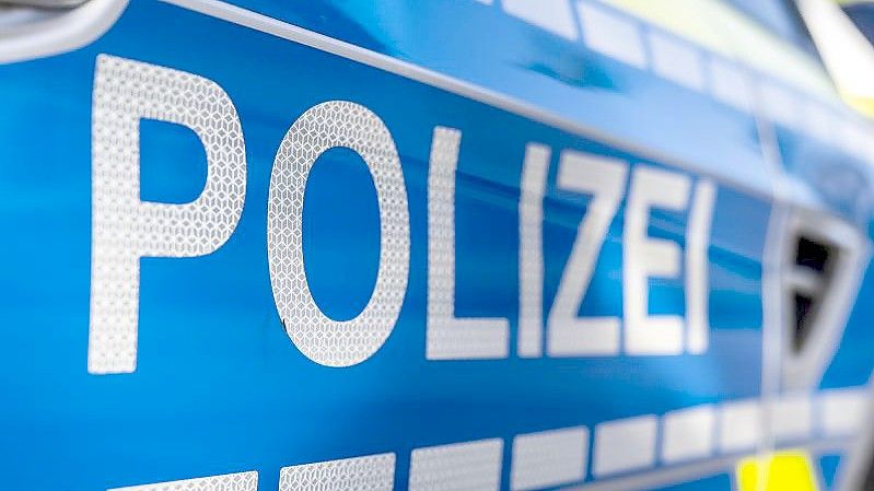 Die Polizei in Hessen durchsuchte insgesamt acht Wohnungen - sichergestellt wurden diverse Speichermedien. (Symbolbild). Foto: David Inderlied/dpa