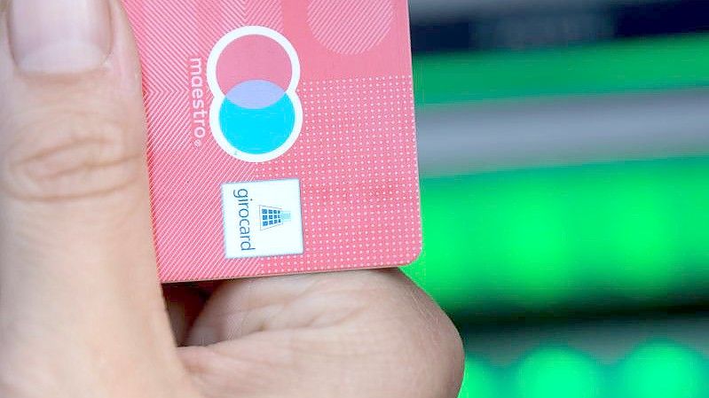 In Zukunft wird es das Maestro-Logo nicht mehr auf der Girocard geben. Foto: Fabian Sommer/dpa