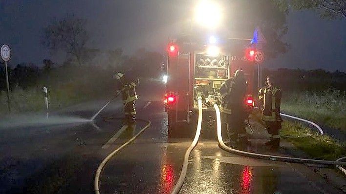 Die Feuerwehr musste am Dienstagabend die B210 reinigen. Foto: Feuerwehr Hinte