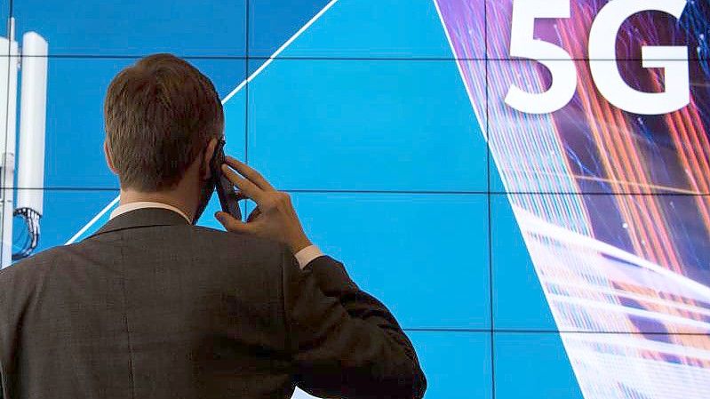 Im Streit über eine 5G-Mobilfunkauktion wollen die Verwaltungsrichter wissen, ob alles mit rechten Dingen zugegangen ist. Foto: Boris Roessler/dpa