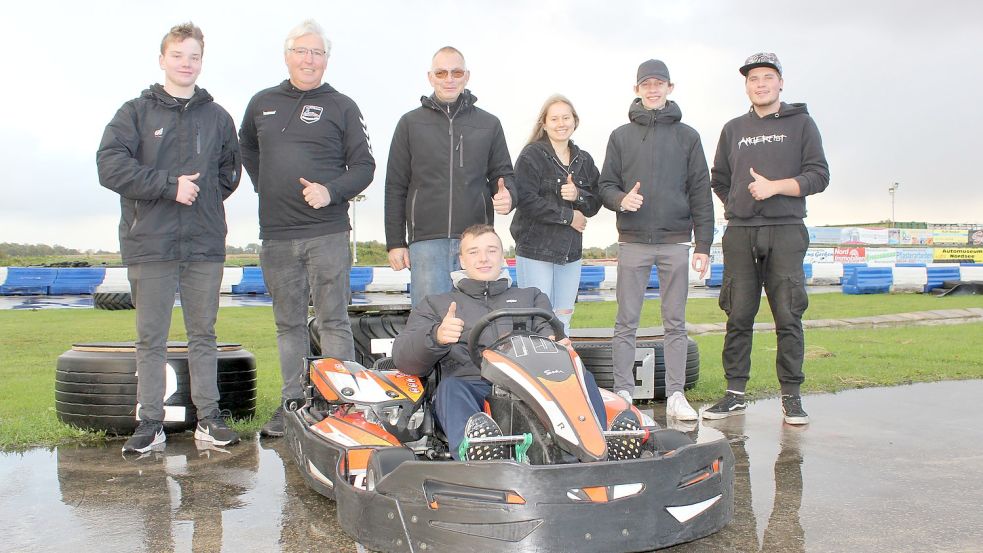 Hermann Aeilts (Zweiter von links) und sein Team sind auch zum Ende der Saison mit der Auslastung der Kartbahn in Upgant-Schott noch zufrieden. Foto: Karin Böhmer