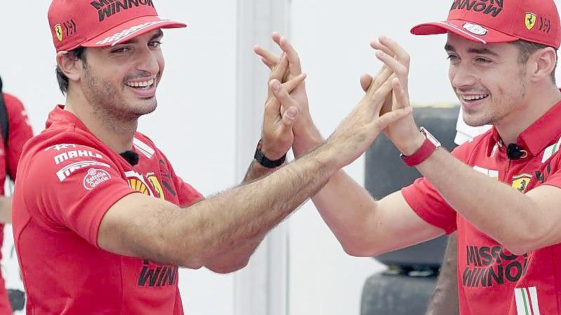 Ferrari-Pilot Charles Leclerc (r) reiste verspätet an. Foto: Eric Gay/AP/dpa