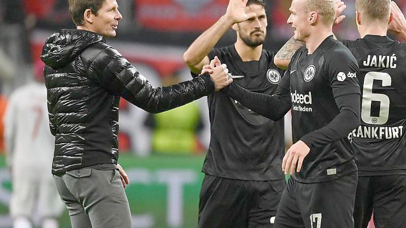 Frankfurts Trainer Oliver Glasner (l) freut sich mit Sebastian Rode nach dem Spiel. Foto: Arne Dedert/dpa