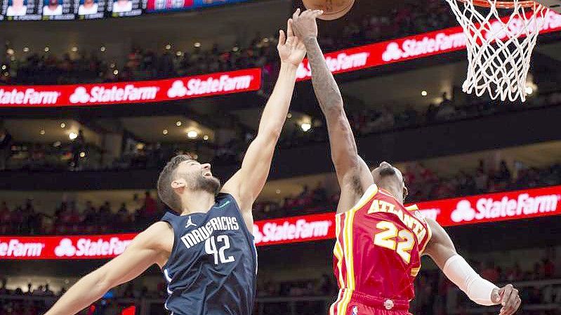 Maximilian Kleber (l) unterlag mit den Dallas Mavericks bei den Atlanta Hawks. Foto: Hakim Wright Sr./AP/dpa