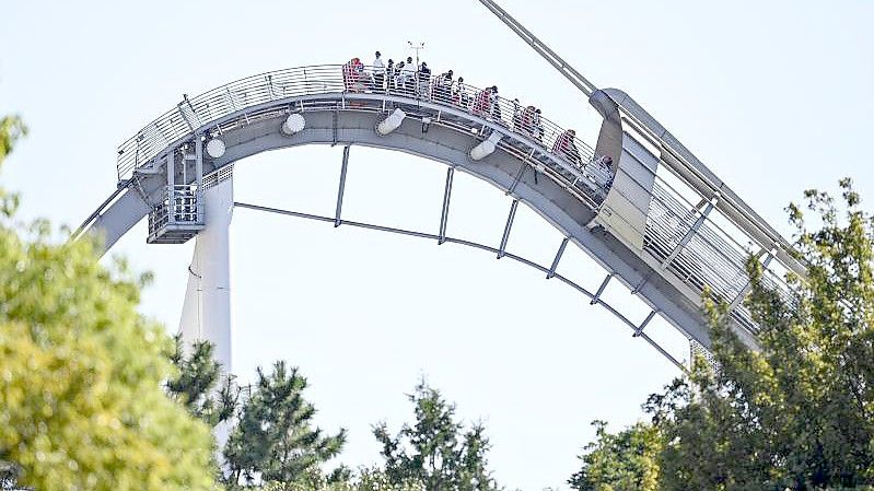 Fahrgäste einer Achterbahn der Universal Studios Japan sitzen fest. Foto: -/Kyodo/dpa