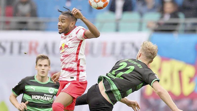 Leipzigs Christopher Nkunku (l) und Fürths Sebastian Griesbeck im Kopfballduell. Foto: Jan Woitas/dpa-Zentralbild/dpa