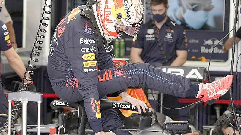 Max Verstappen vom Team Red Bull steigt nach dem Training aus seinem Auto. Foto: Darron Cummings/AP/dpa