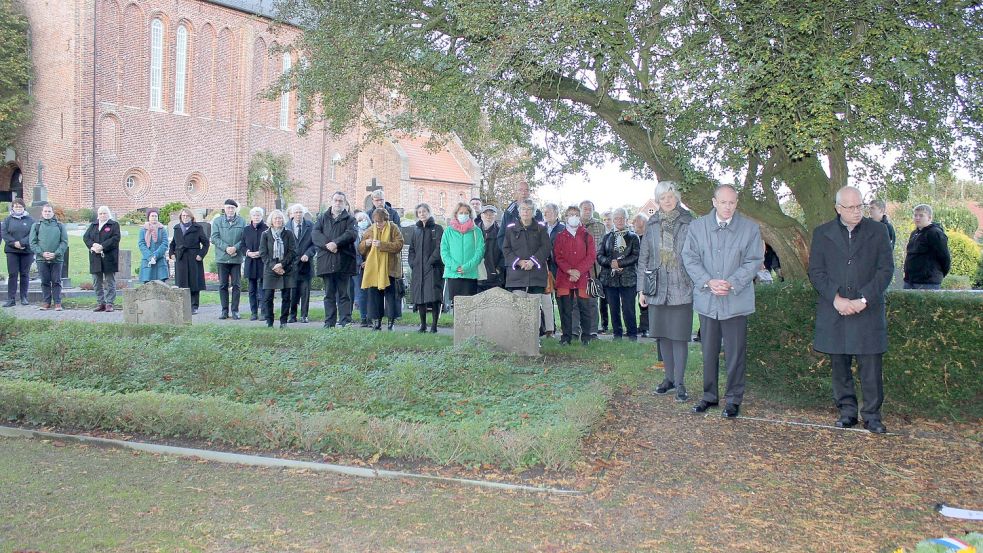Die Gedenkveranstaltung endete am Sonnabend wie immer am Gräberfeld auf dem Engerhafer Friedhof, wo die 188 Opfer des Außenlagers begraben wurden. Foto: Karin Böhmer