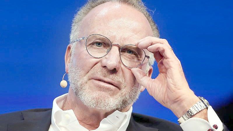 Karl-Heinz Rummenigge plädierte dafür, in puncto Impfen keinen Druck auf Joshua Kimmich auszuüben. Foto: Roland Weihrauch/dpa