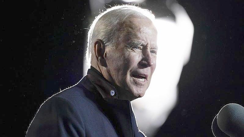 Joe Biden bei einer Kundgebung im US-Bundesstaat Virginia. Der US-Präsident kritisiert seinen Vorgänger Donald Trump unter anderem wegen dessen Äußerungen über den jüngst verstorbenen Ex-Außenminister Colin Powell. Foto: Alex Brandon/AP/dpa