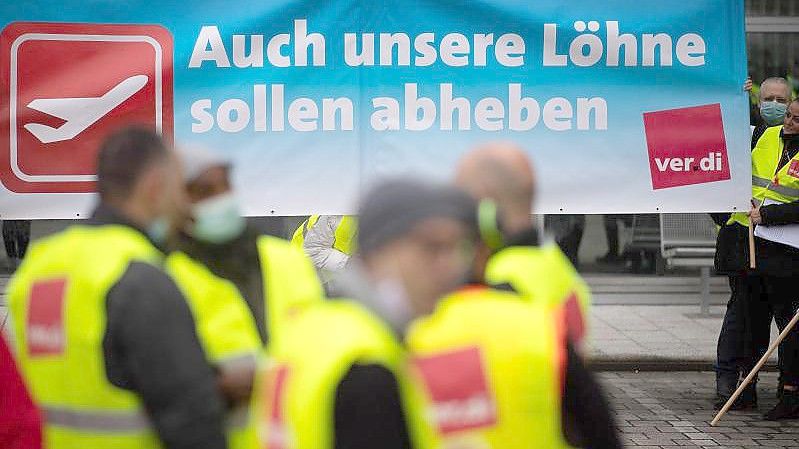 „Auch unsere Löhne sollen abheben“ fordern die WISAG-Abfertiger am Flughafen Frankfurt. Foto: Sebastian Gollnow/dpa