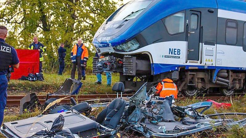 Für die Insassen des Fahrzeugs kam jede Hilfe zu spät. Foto: Philipp Neumann/TNN/dpa