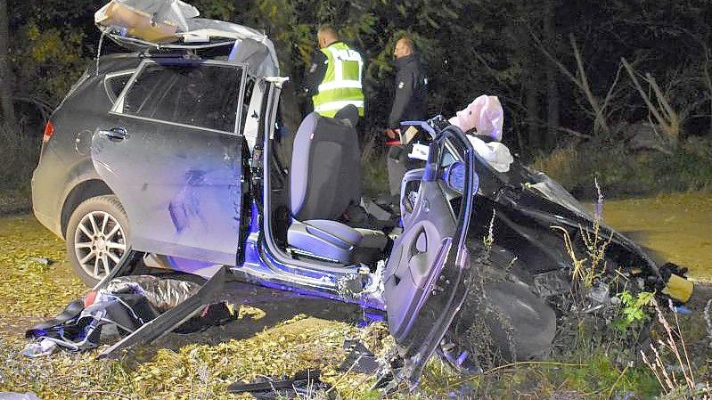 Für zwei Jugendliche kam jede Hilfe zu spät. Vier weitere Menschen wurden schwer verletzt. Foto: Christian Guttmann/Brandenburg News 24 /dpa