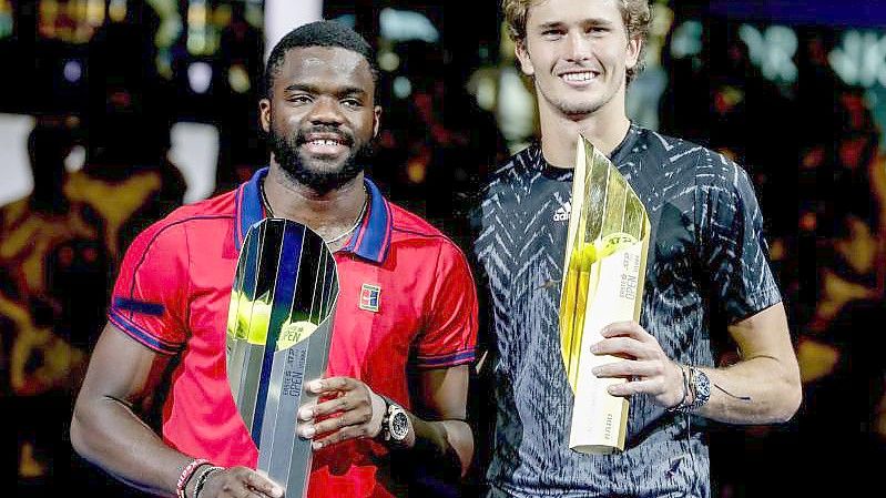 Alexander Zverev (r) und sein Final-Gegner Frances Tiafoe. Foto: Lisa Leutner/AP/dpa