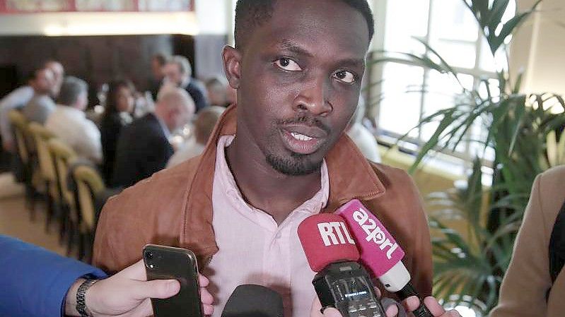 Der senegalesische Schriftsteller Mohamed Mbougar Sarr wird mit dem Prix Goncourt ausgezeichnet. Foto: Lewis Joly/AP/dpa