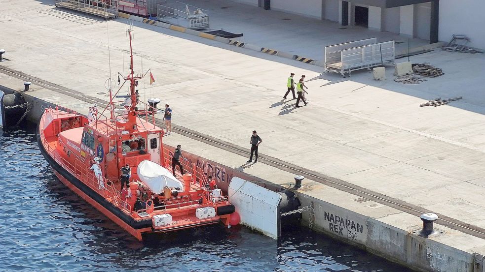 Ein Rettungsschiff mit algerischen Flüchtlingen an Bord legt 2020 in La Palma an. Dieses Jahr kamen noch deutlich mehr Menschen über die Seeroute nach Mallorca. Foto: imago images/Agencia EFE/María Traspaderne