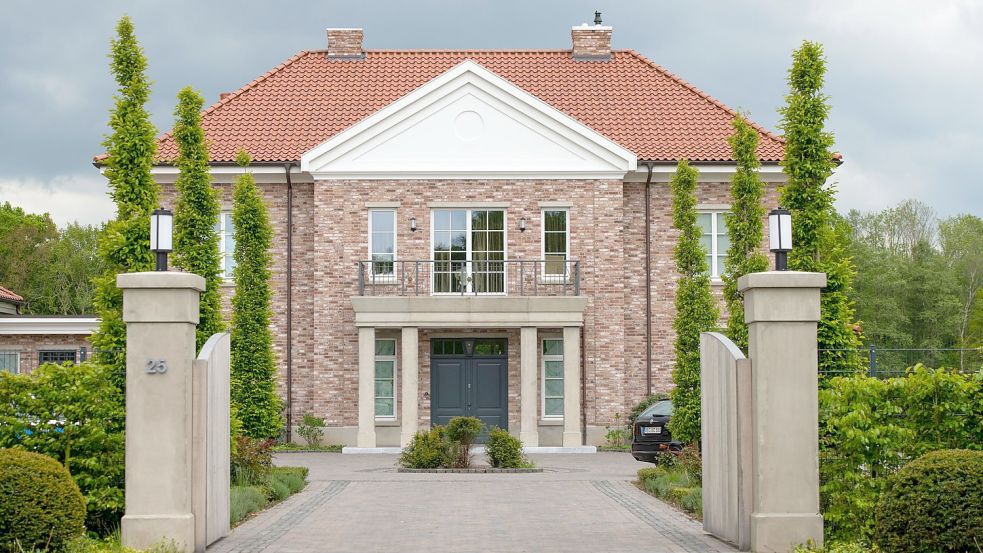 Die Villa der Familie Holt in Bakum, Landkreis Vechta, steht derzeit zum Verkauf. Nun wurde der Preis gesenkt. Foto: Matthias Niehues