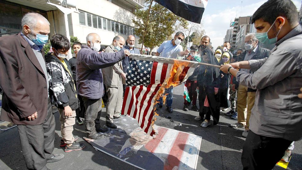 Die ewig gleichen Bilder seit Jahrzehnten: Iraner verbrennen eine US-Flagge. Anlass dafür bot jetzt der 42. Jahrestag der Stürmung der US-Botschaft in Teheran durch iranische Studenten. Foto: ---/AFP