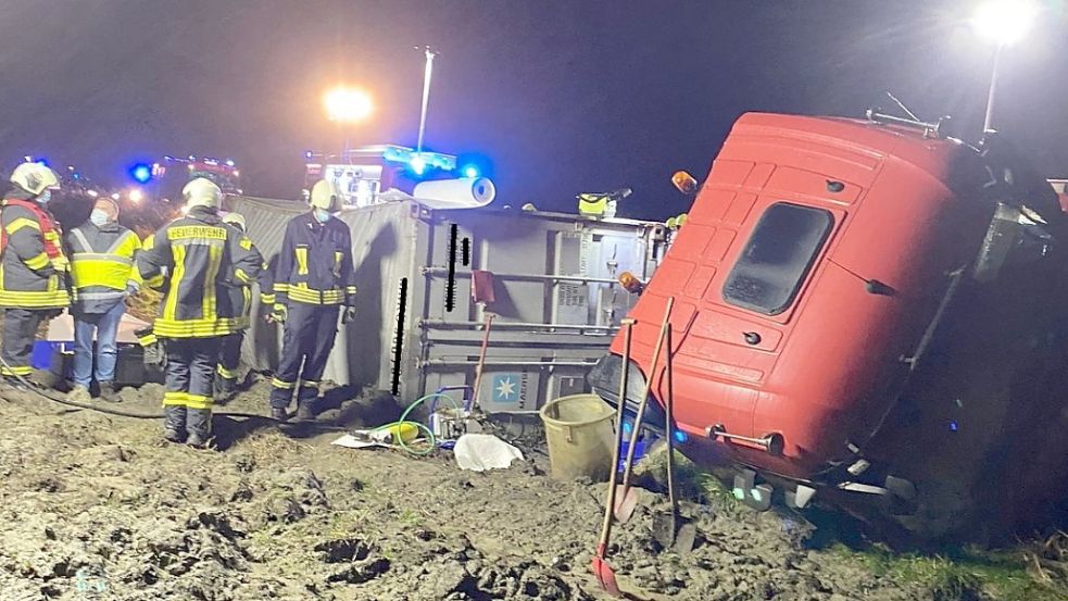 Die Feuerwehren sicherten die Einsatzstelle mit zahlreichen Kräften ab. Foto: Feuerwehr