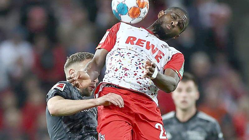 Kölns Anthony Modeste im Kopfballduell mit dem Unioner Marvin Friedrich (l). Foto: Rolf Vennenbernd/dpa