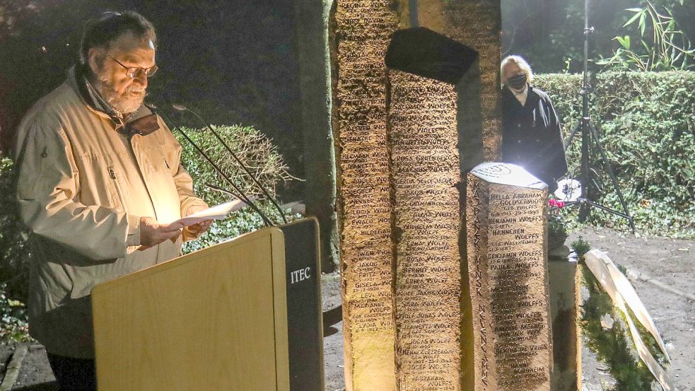 Ulrich Kötting beim Auricher Pogromgedenken im vergangenen Jahr. Archivfoto: Romuald Banik